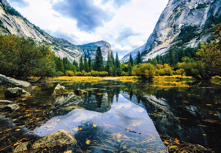 Mirror Lake bij Yosemite National Park, Verenigde Staten Mirror Lake bij Yosemite National Park, Verenigde Staten