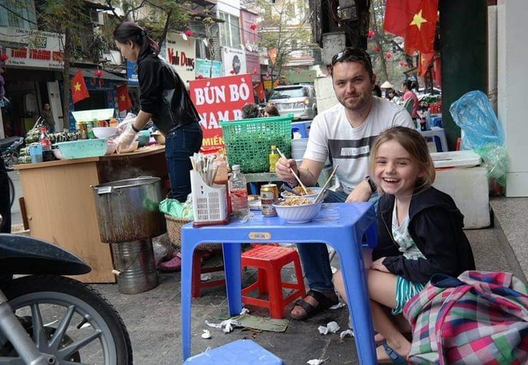Het is genieten van het streetfood in Hanoi