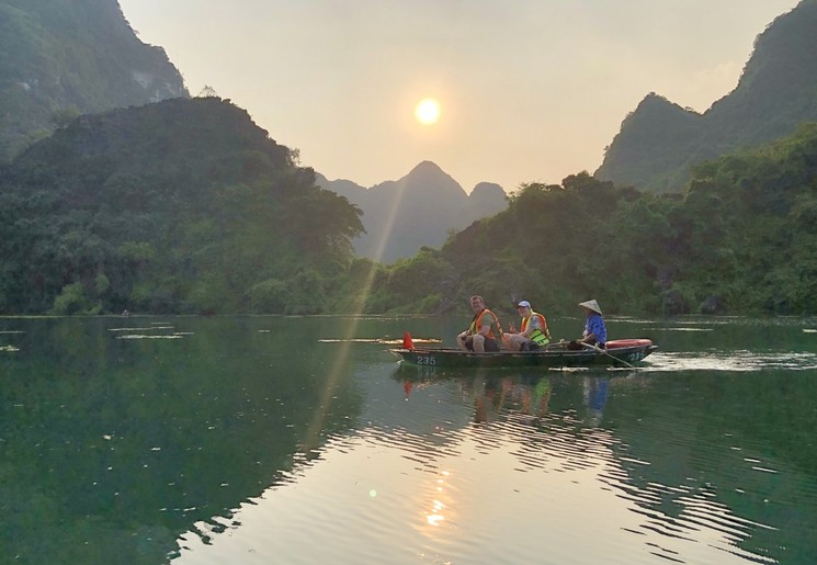 Mooie luchten tijdens zonsondergang op het water in Ninh Binh