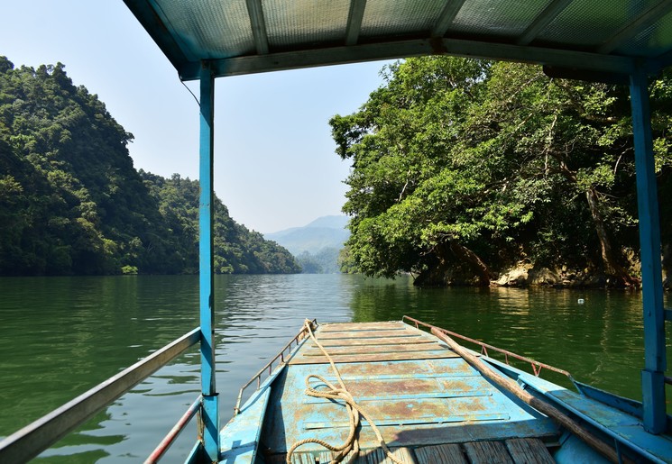 Vaar in een bootje over Ba Be Lake