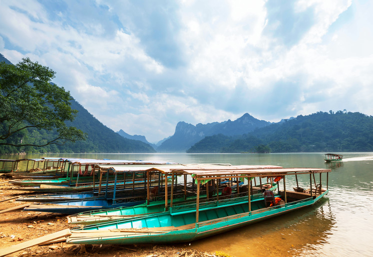 Boten op het meer van Ba Be National Park, Vietnam