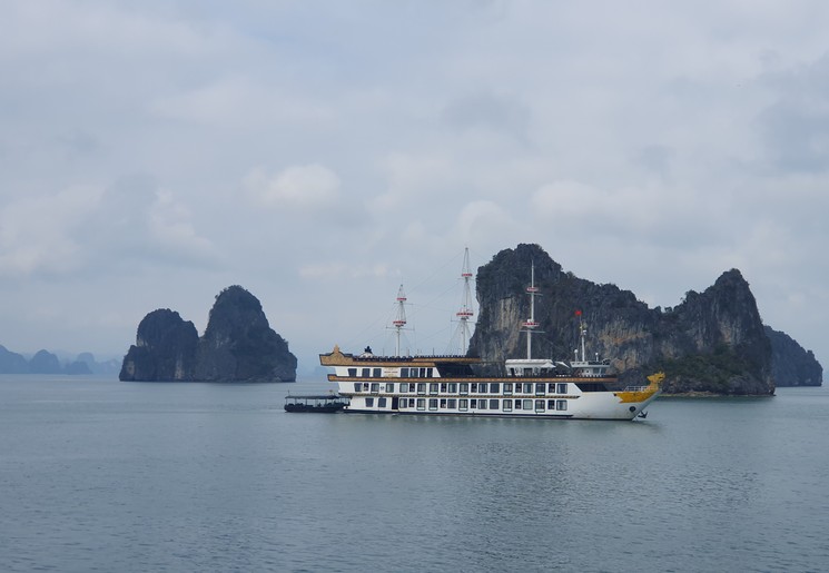 Varen met het schip bij Bai Tu Long, Vietnam