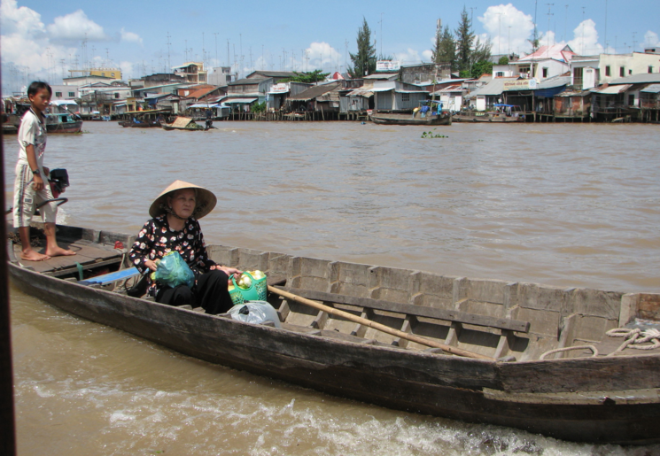 Vietnam-CanTho-vrouwinbootje_1_262385