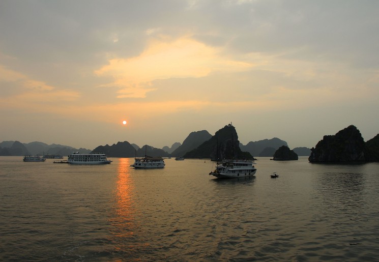 De zonsondergang in Halong Bay