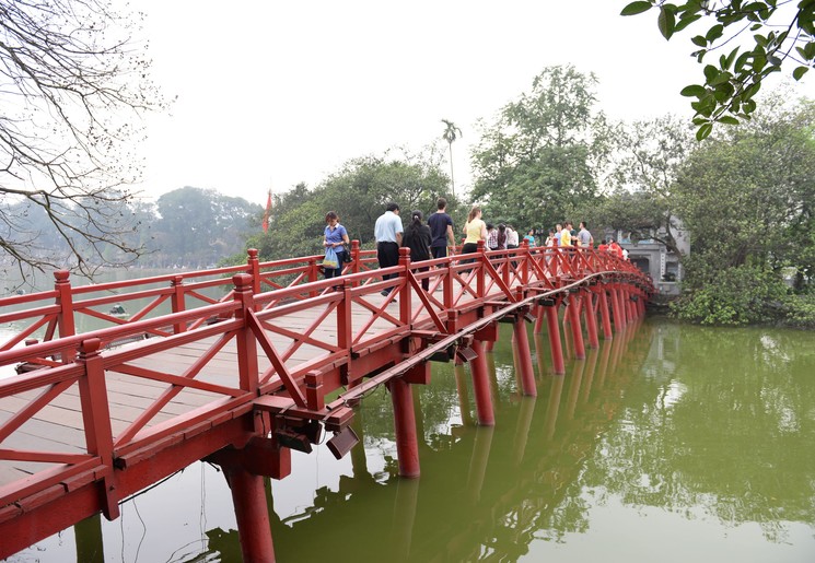 Vietnam-Hanoi-brug-Hoan-Kiem-meer