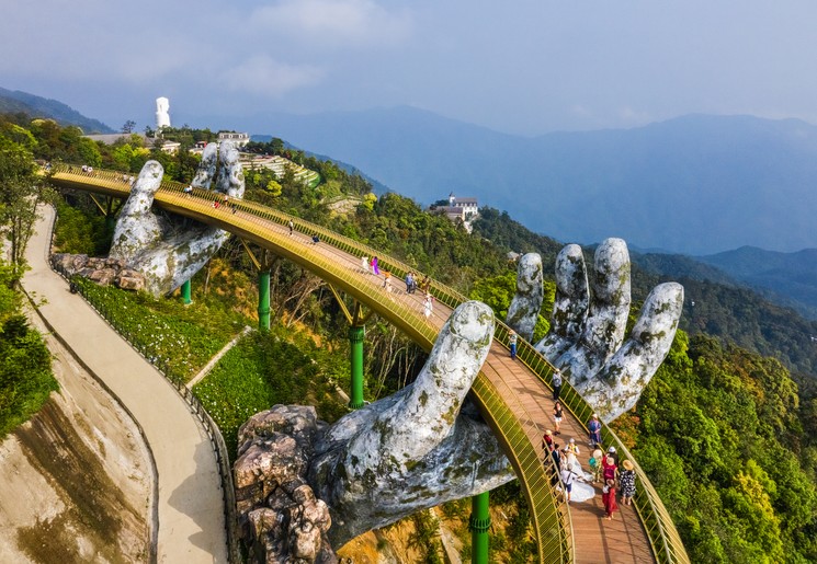 De Gouden Brug vna Hoi An naar Hue, wordt ‘gedragen’ door twee enorme betonnen handen in Hue, Vietnam