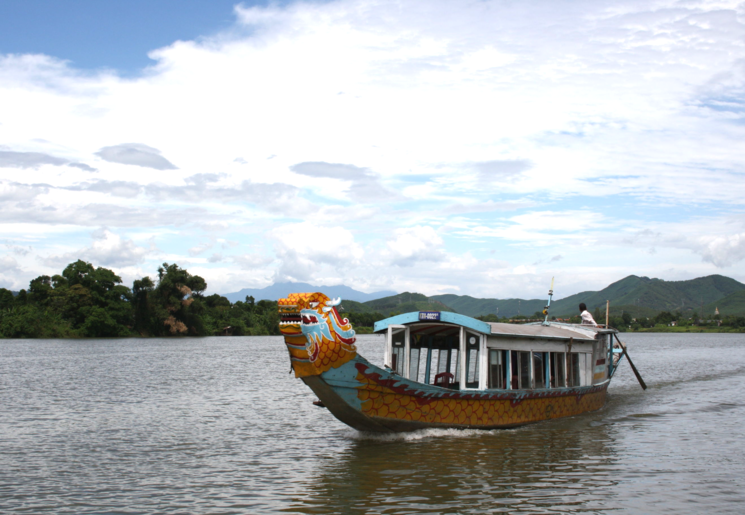 Vietnam-Hue-drakenboot