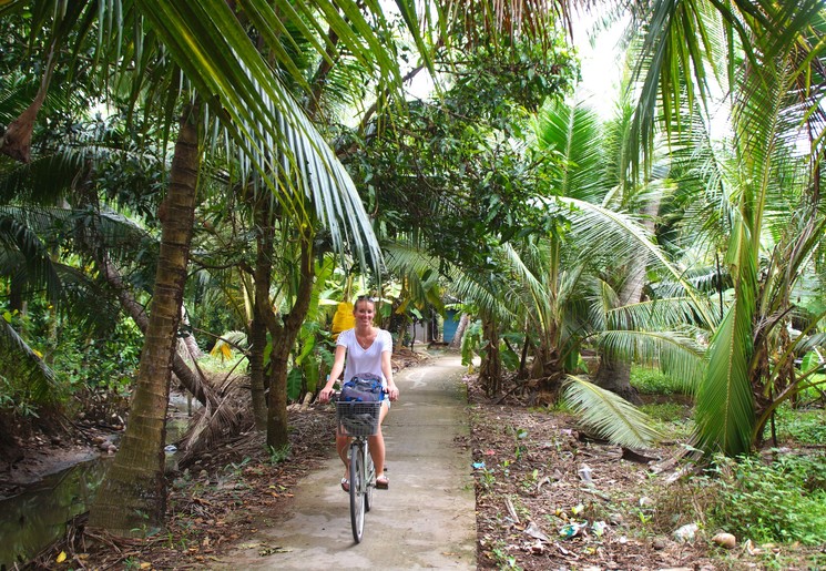 Medewerkster Kim tijdens een fietstocht door de Mekongdelta, Vietnam