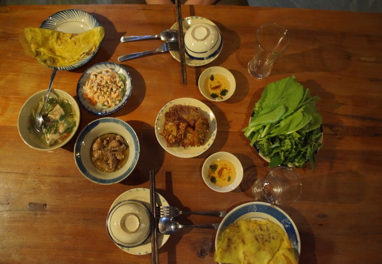 Lokale hapjes proeven in de Mekong Delta, Vietnam