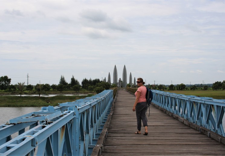 Medewerkster Gionne op de Hien Luong-brug over de Ben Hai rivier, Vietnam
