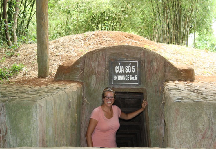 Medewerkster Gionne bij de ingang van de Vinh Moc tunnels, Vietnam