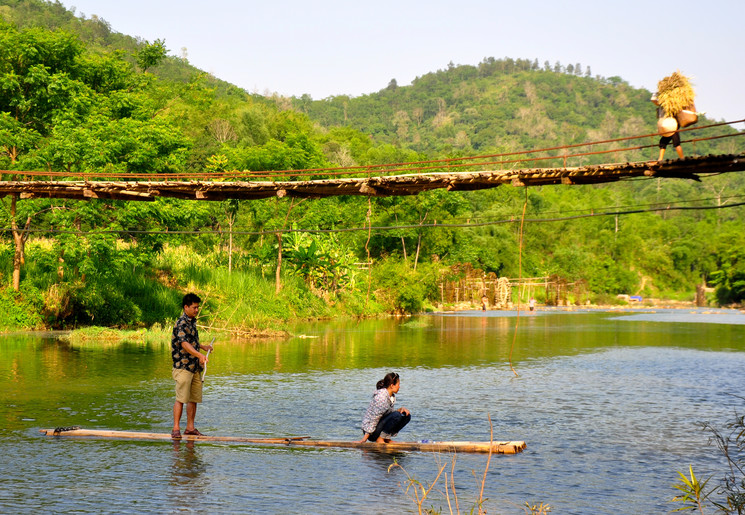 Per bamboe vlot drijf je met de stroom mee door Pu Luong, Vietnam