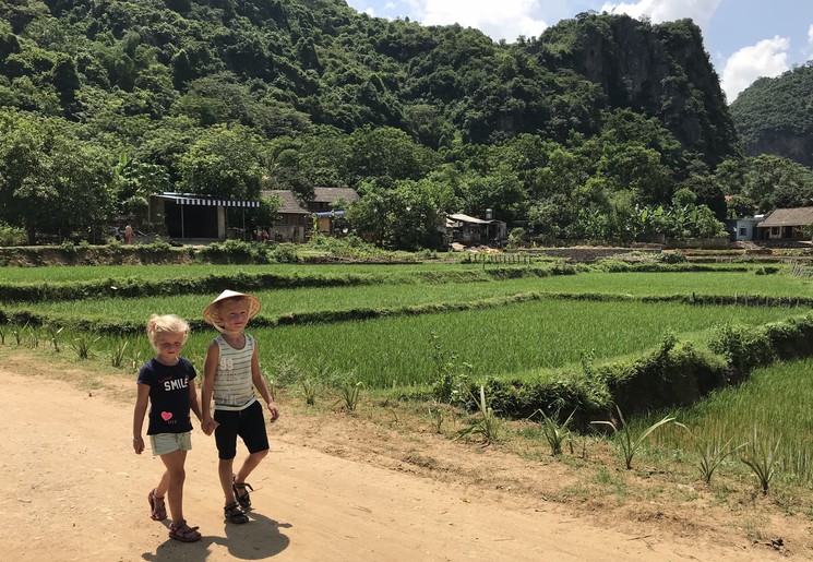 Kinderen op familiereis in Vietnam