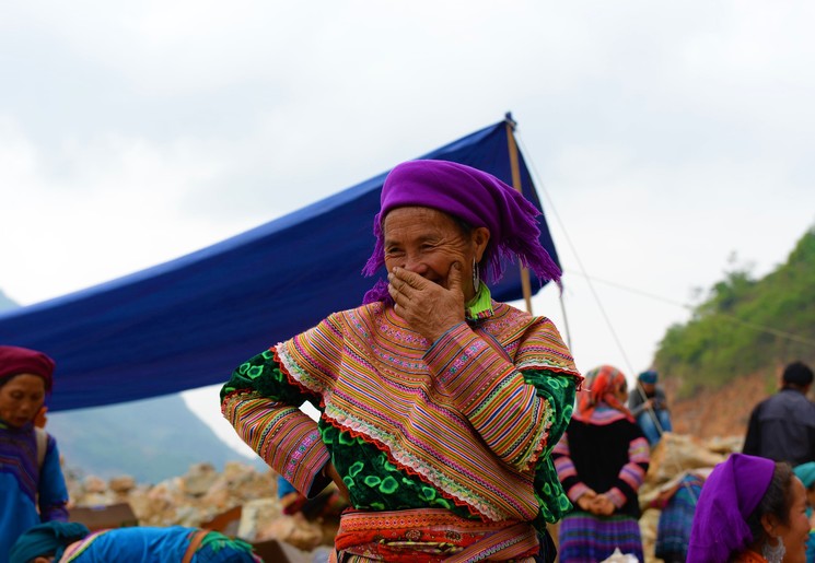 Lachende bergstam op de markt van Sapa in Vietnam