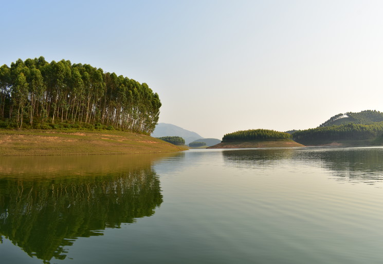 Eilanden in Thác Bà Lake, Vietnam