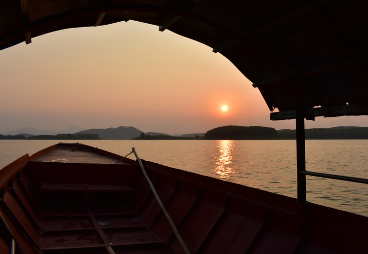 Vietnam Thac Ba Lake zonsondergang boot.jpg Vietnam Thac Ba Lake zonsondergang boot.jpg