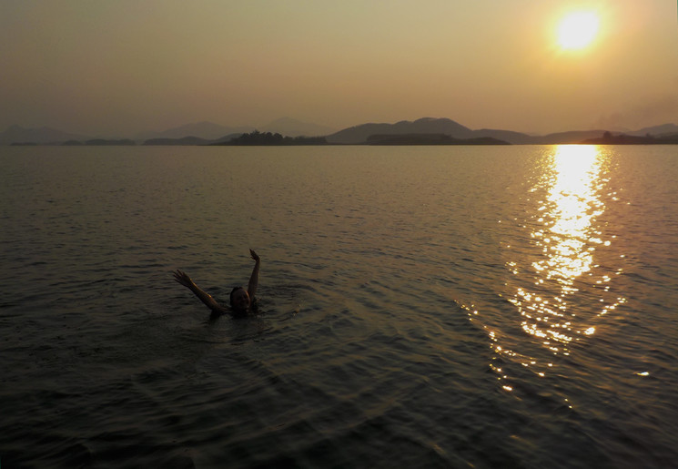 Zwemmen in Thác Bà Lake, Vietnam Zwemmen in Thác Bà Lake, Vietnam