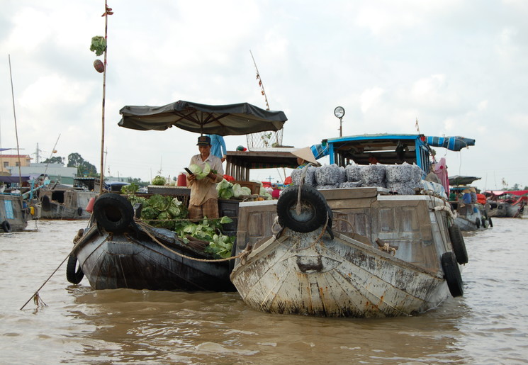 Een drijvende markt in de Mekong Delta, Zuid-Vietnam