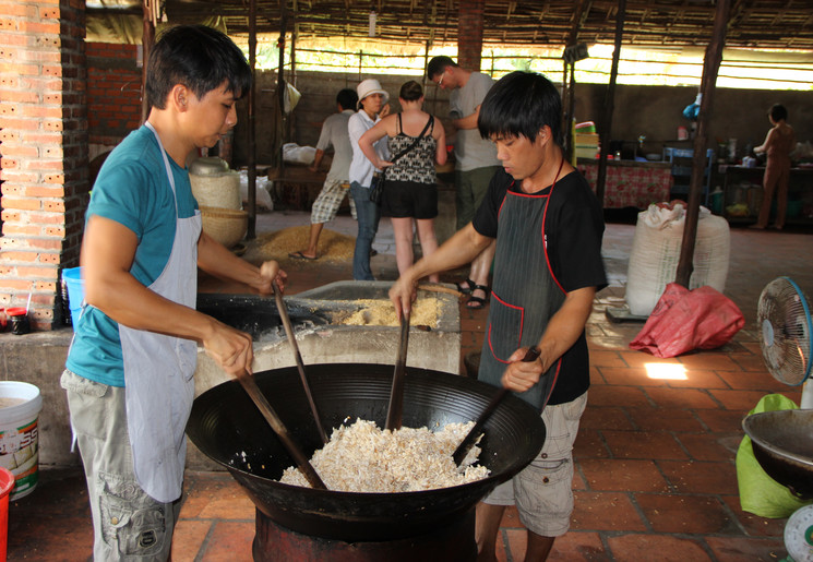 Poppy rice maken in de Mekong Delta, Vietnam