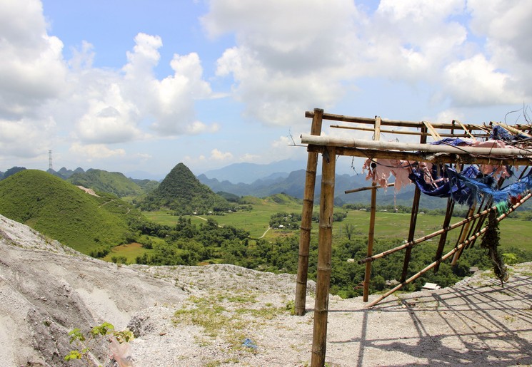 Het lieflijke uitzicht van boven op de vallei van Mai Chau, Vietnam
