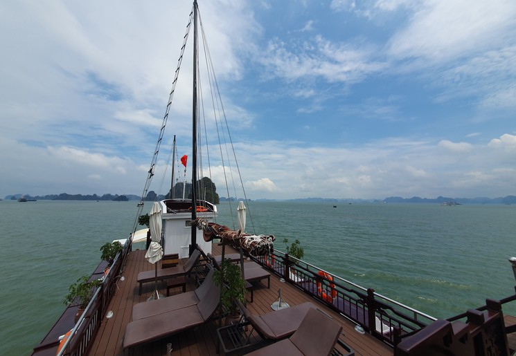 Varen per schip bij Bai Tu Long, Vietnam