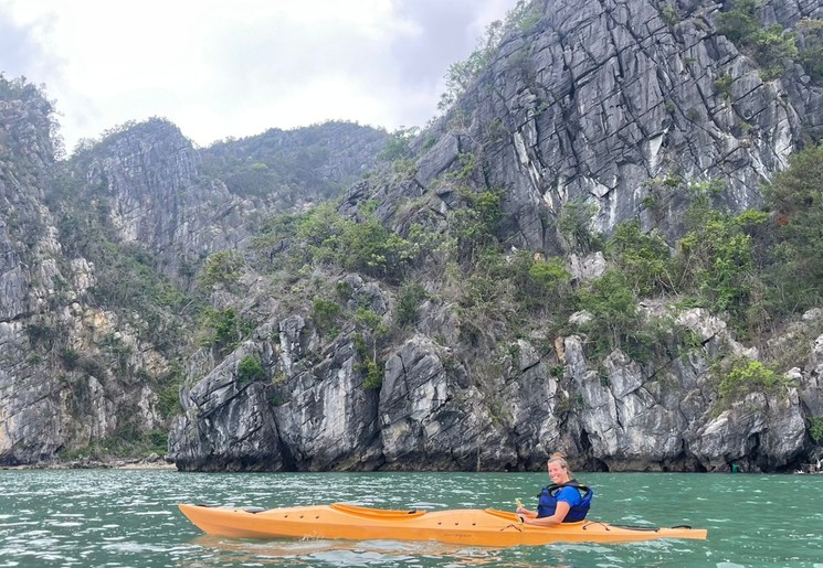 Kajakken bij Bai Tu Long in de baai bij Halong Bay, Vietnam