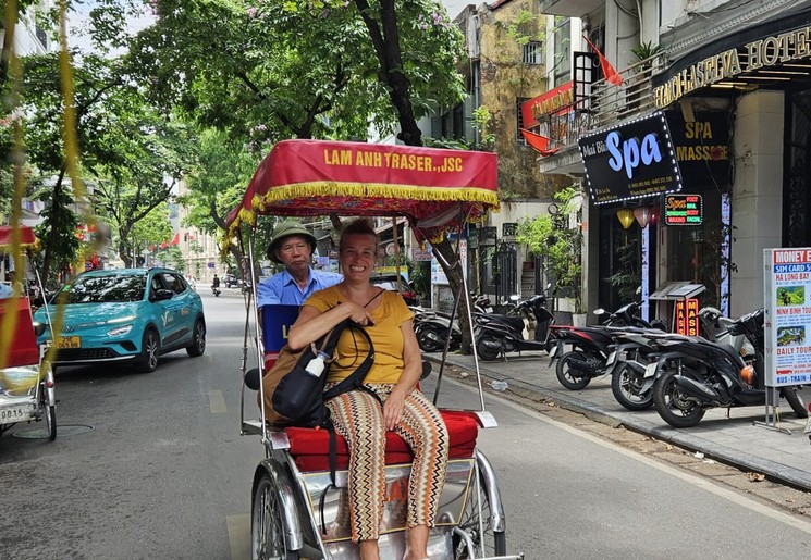 Collega Gionne in de tuktuk in Hanoi.