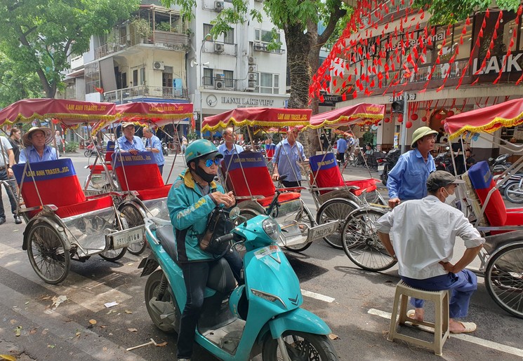 Het is altijd druk op de weg in de stad in Hanoi.