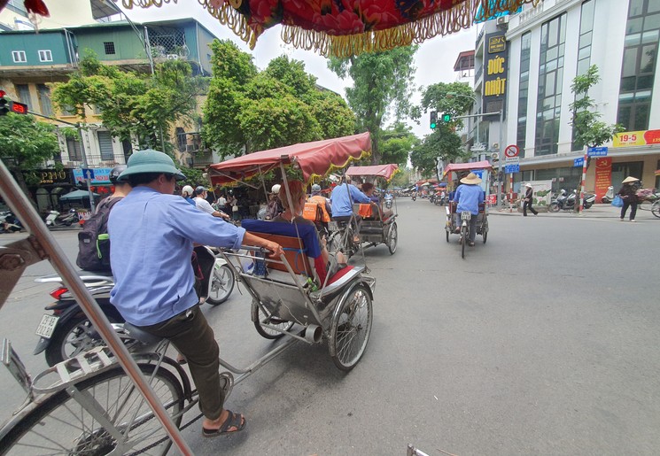 Maak een ritje met een tuktuk door de stad Hanoi.