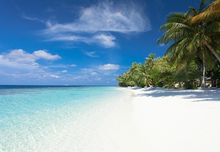 Genieten aan een van de vele prachtige stranden bij de Malediven