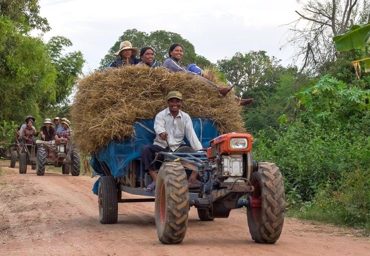 Een ritje met de locals op de tractor in Banteay Chhmar Een ritje met de locals op de tractor in Banteay Chhmar