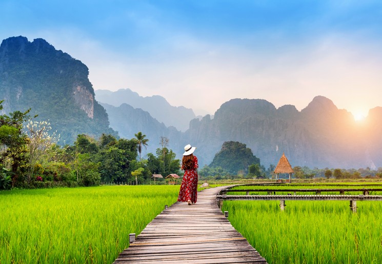 Vrouw in de rijstvelden bij Vang Vieng