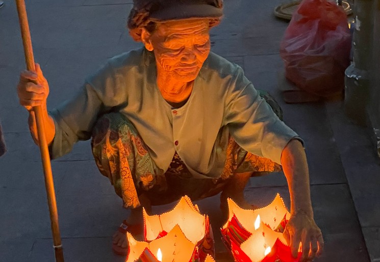 Lokale bewoner met lampjes in Hoi An, Vietnam