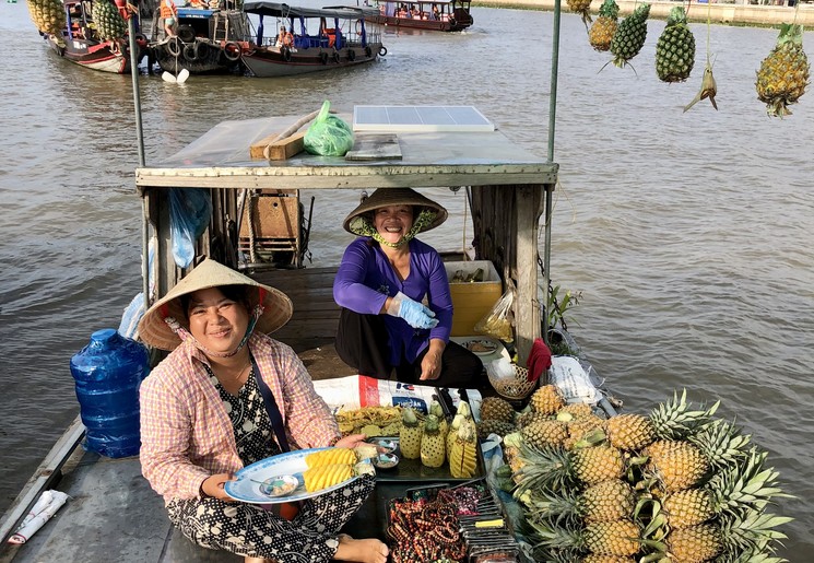 Eten kopen bij de lokale verkopers op de drijvende markt