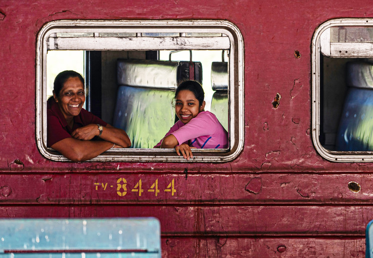 Vrouwen in trein in Kandy, Sri Lanka