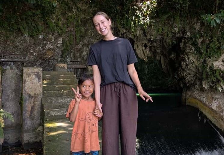 Nica met een lokaal kindje op Sumba, Indonesië