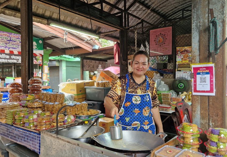 Lokale snacks worden op de markt van Nakhon Si Thammarat gemaakt, Thailand Lokale snacks worden op de markt van Nakhon Si Thammarat gemaakt, Thailand