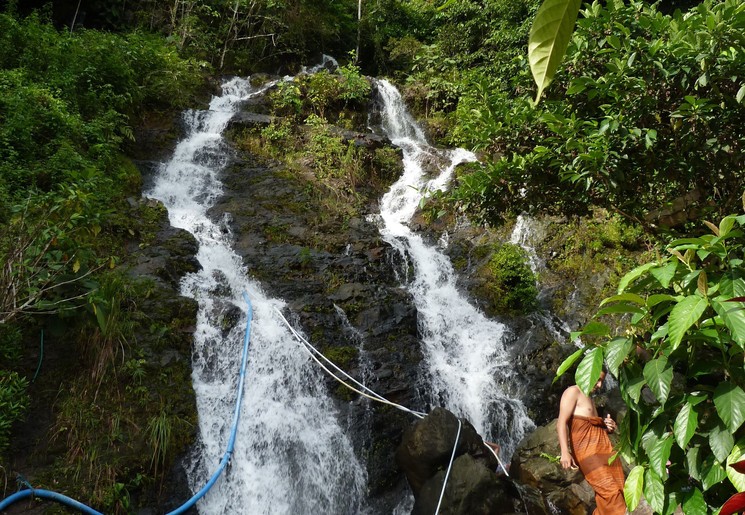 Bewonderen de waterval op weg van Balikpapan naar Muara Koman, Kalimantan
