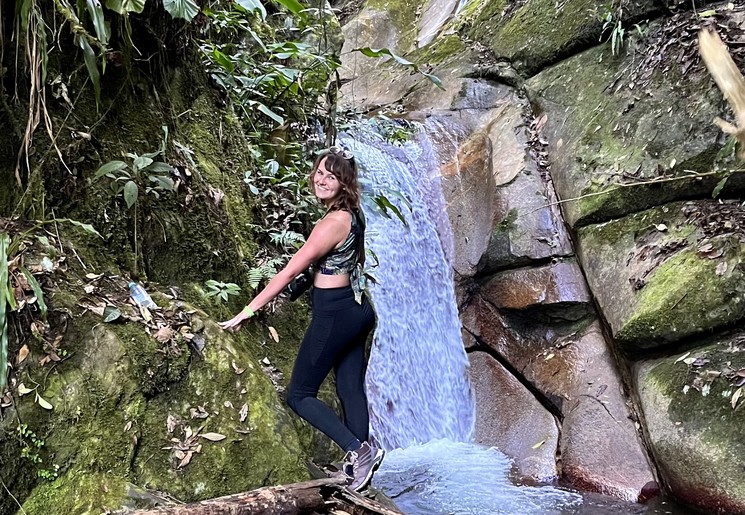 Collega Dewi in Minca bij de watervallen