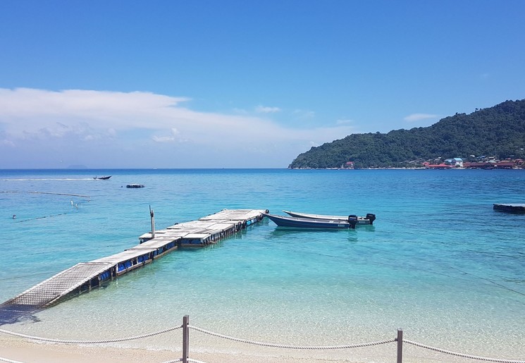 Het helderblauwe water en de witte zandstranden van Pulau Perhentian op West-Maleisië