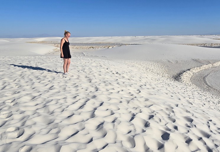 Wandel en rijd door de spierwitte zandduinen in White Sands National Park, New Mexico, Amerika