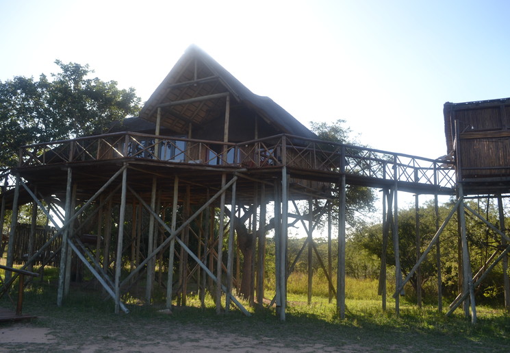 Huis op palen bij Pezulu