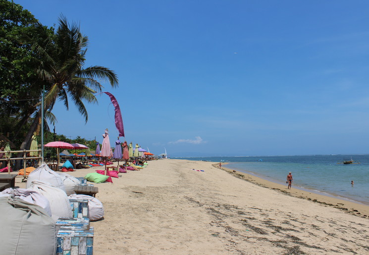 Zandstranden bij Sanur, Bali, Indonesië