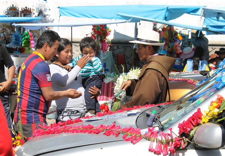 Zegenen van auto's in Copacabana, Bolivia