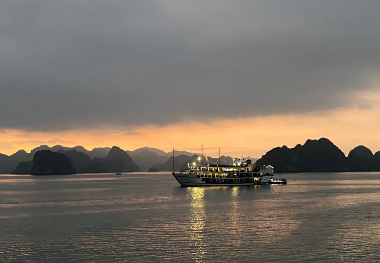 Geniet van de zonsondergang op het water bij Halong Bay, Vietnam