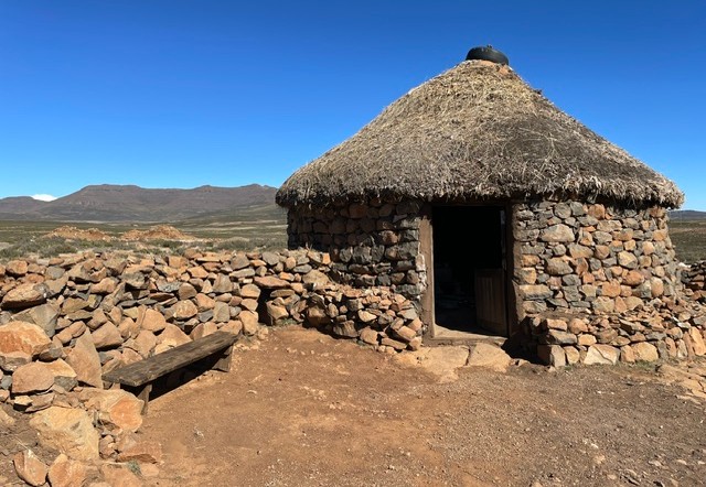 Basotho-hut langs de Sani Pass