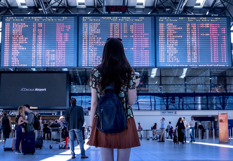 Check de incheckbalie en gate op de luchthaven