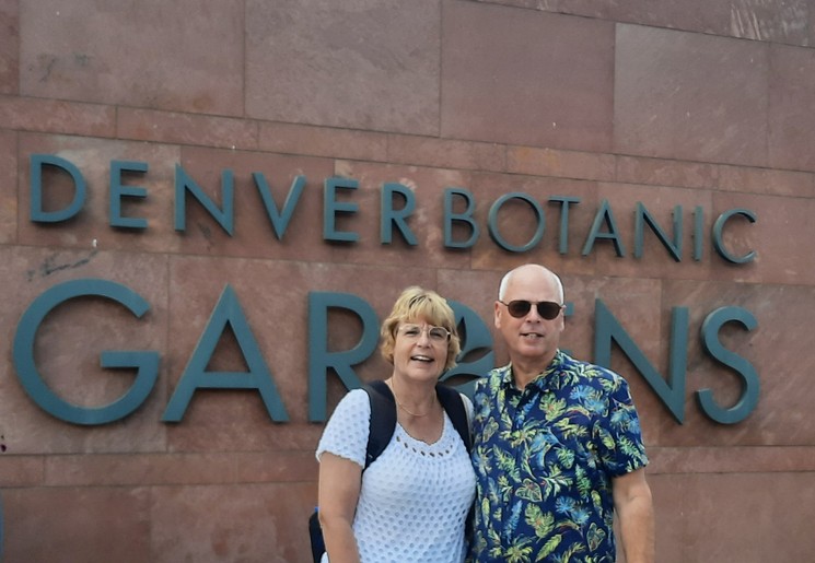Anita en Dick bij de Botanical Garden in Denver