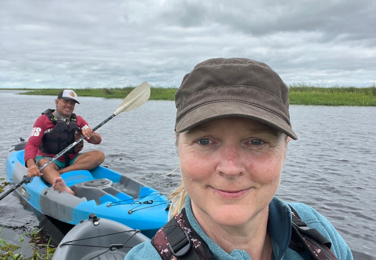 Collega Judith aan het kajakken in Esteros del Iberá