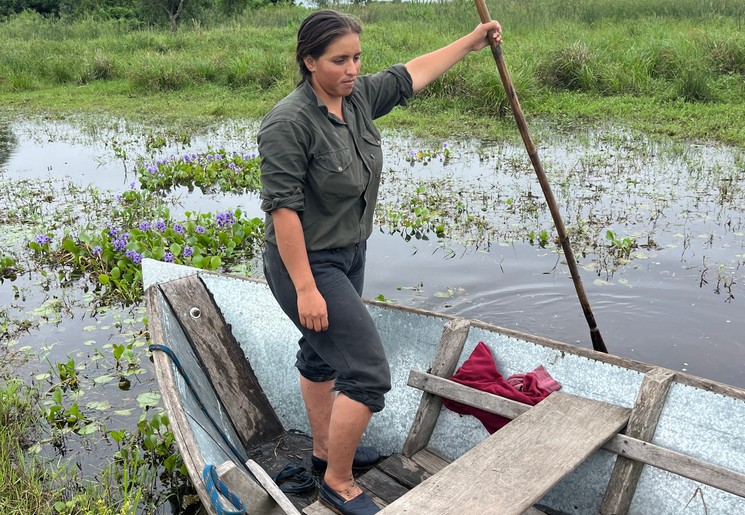 Local Diana duwt ons vooruit tijdens de bootexcursie in Esteros Del Ibera, Argentinië